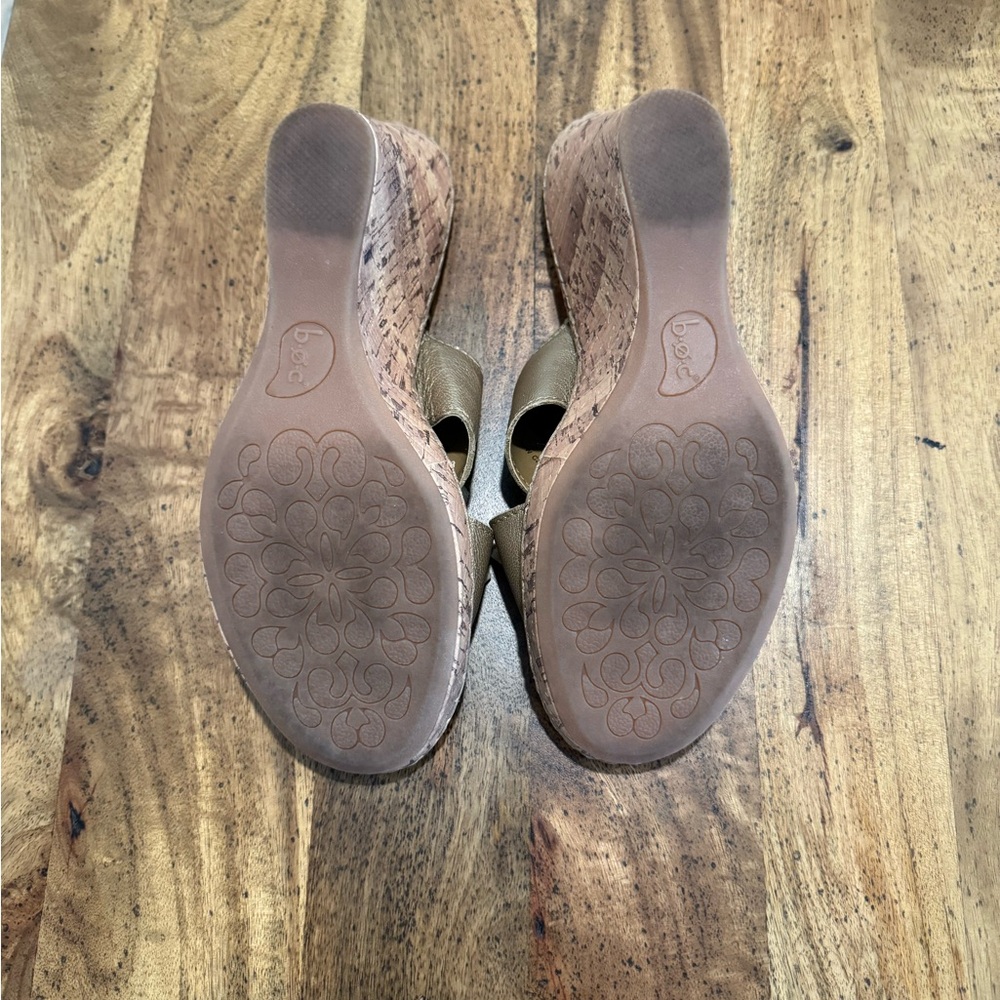 B.O.C Wedge Sandal - Gold metallic leather with cork wedge & flower detail US 9 - Picture 5 of 12